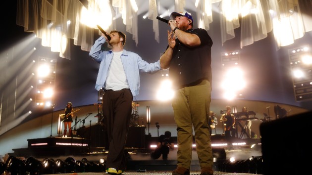 Alex Warren welcomes extra-‘Ordinary’ guest to tour opener in Nashville