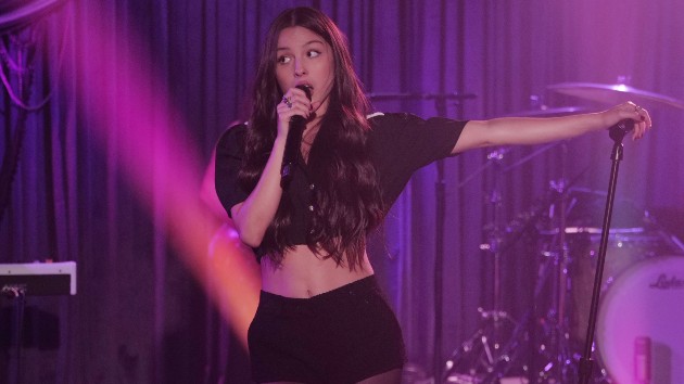 Weekend concert update: Olivia smashes, Harry slips, Benson cancels