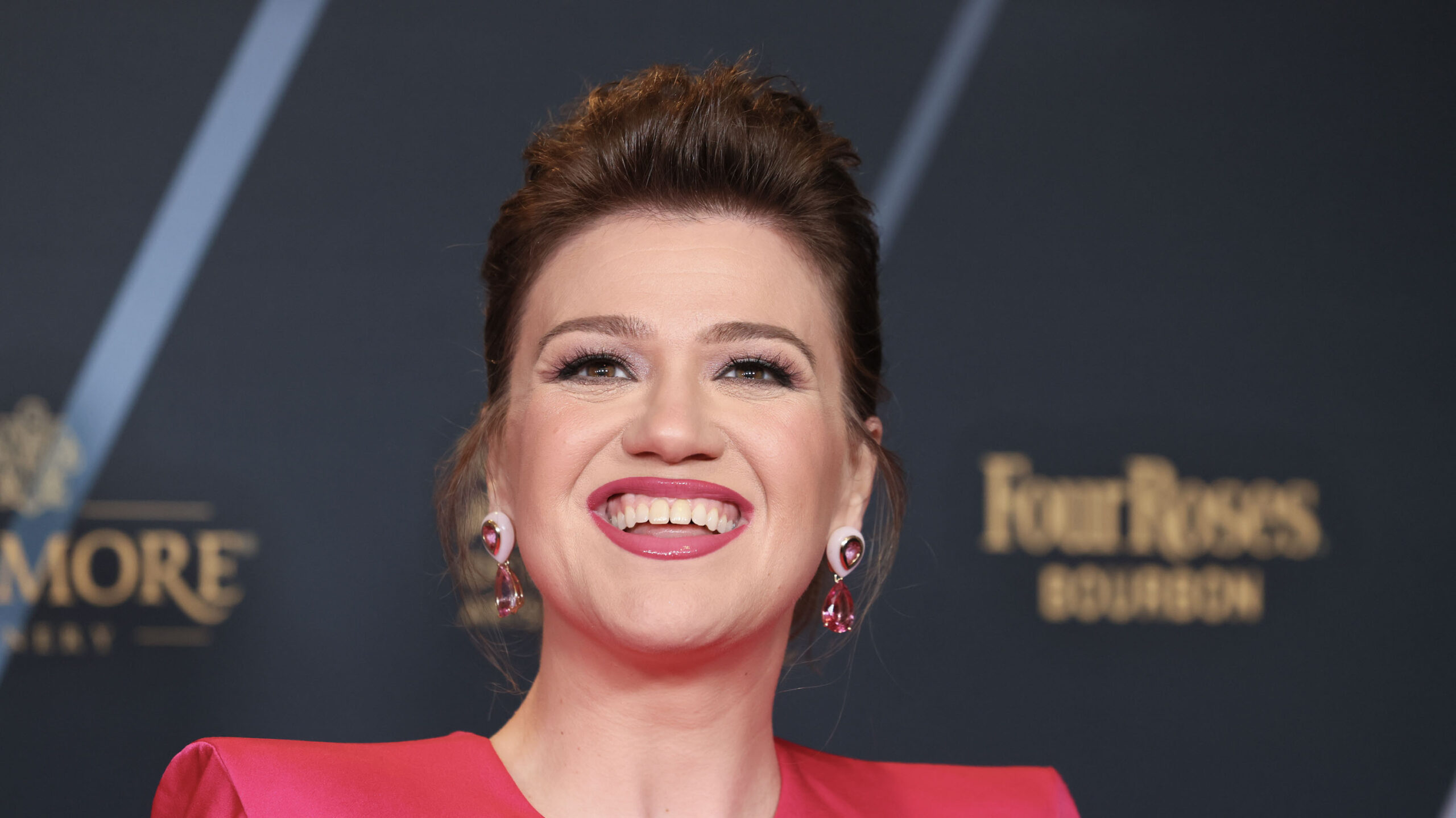 Newly released surveillance video shows Kelly Clarkson in Brooklyn store